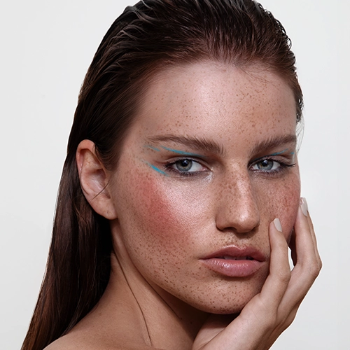 Glitzer für Gesicht und Augen – lass Dich inspirieren und kreiere einen Make-up-Look im Stil von Euphoria!